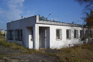 Wachgebäude des Barackenlagers (Foto Steffen Estel, 2010).jpg